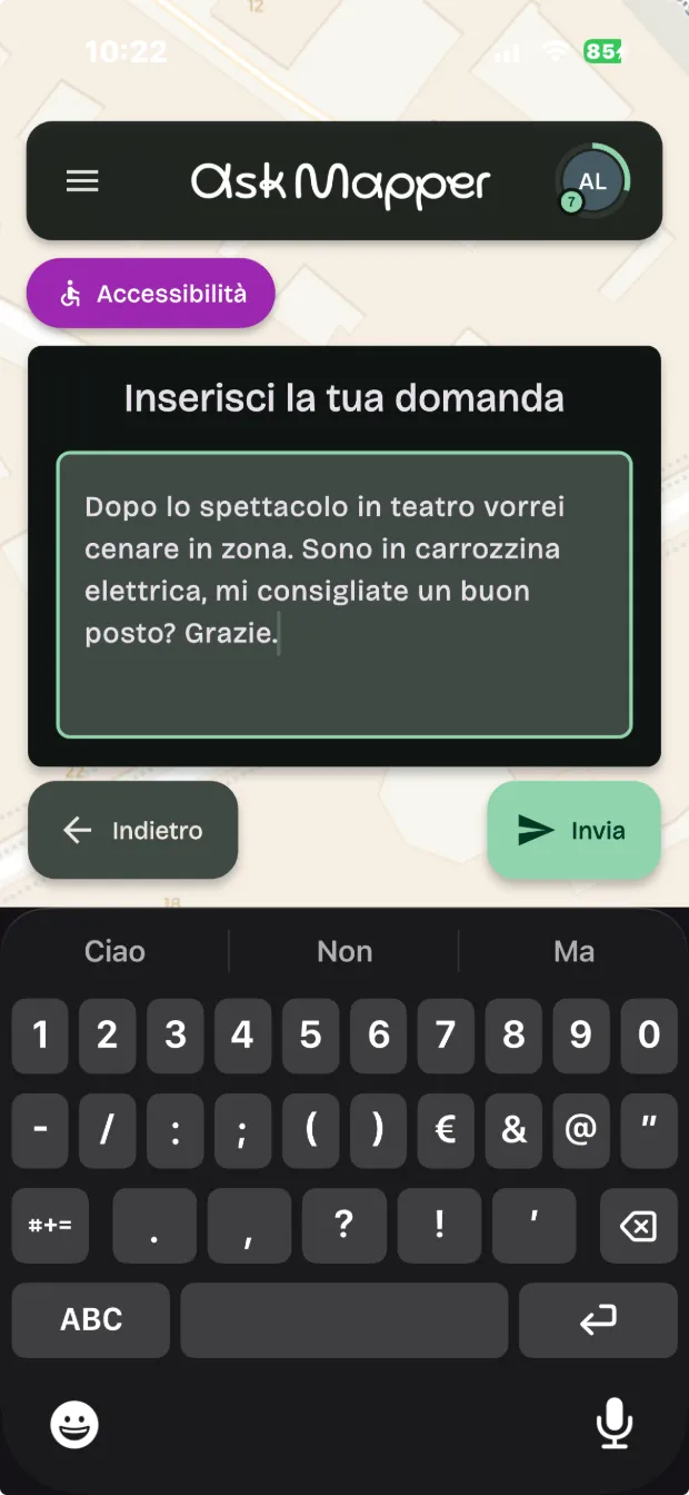 Schermata dell'app AskMapper: la domanda scritta a tastiera — dopo lo spettacolo in teatro vorrei cenare in zona, sono in carrozzina elettrica, mi consigliate un buon posto?