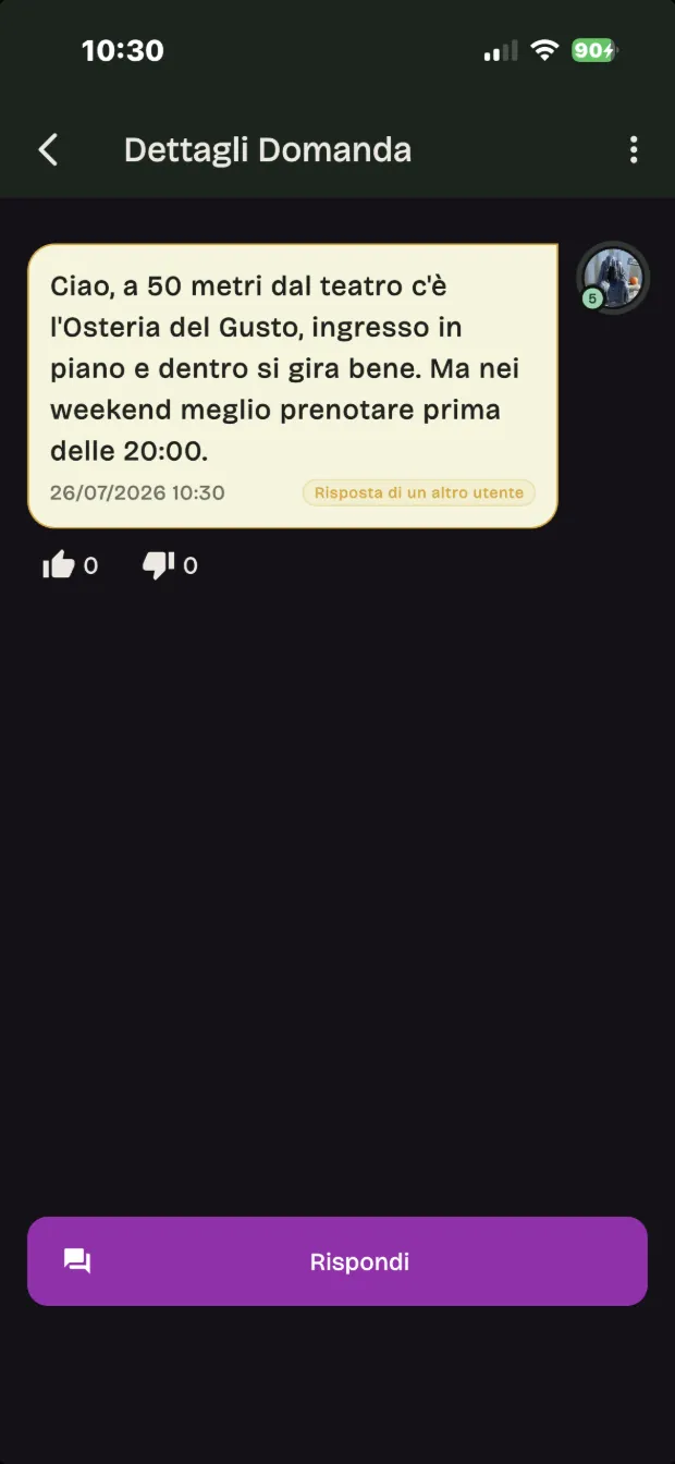 Schermata dell'app AskMapper: la risposta di un altro utente — a 50 metri dal teatro c'è l'Osteria del Gusto, ingresso in piano e dentro si gira bene, nei weekend meglio prenotare prima delle 20
